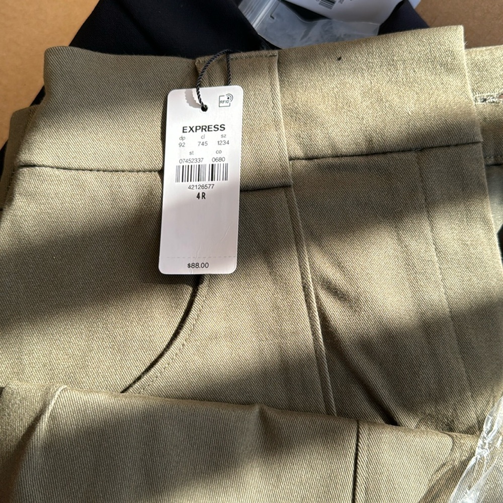 Super High Waisted Cropped Utility Trouser Pant
Color: Olive Green
Size: 4